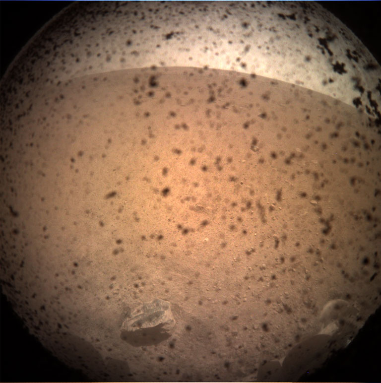Salah satu gambar pertama yang dikirimkan oleh robot InSight dari planet Mars. Foto: Nasa